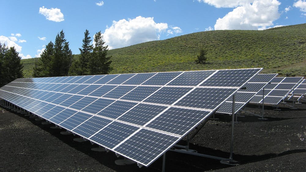 fotovoltaika na zelenej luke
